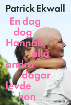 Den 13 februari 2021 dog Hannah Ekwall. Hon hade precis fyllt 39 år och hade ett drygt år tidigare drabbats av en aggressiv form av bröstcancer. Patrick Ekwall berättar öppenhjärtigt om den omtumlande tiden efter hans och dottern Tindras förlust, om saknaden efter en fru och mamma, men framförallt om att se framåt. En dag dog Hannah, alla andra dagar levde hon är en berättelse om sorg, men ännu mer en skildring av ett år där Patrick finner mod och styrka att leva vidare, med minnet av Hannah. Tv-profilen och journalisten Patrick Ekwall är sedan frun Hannahs död engagerad i Bröstcancerförbundet och har bland annat initierat kampanjen Rosa Matchen. Nu berättar Patrick för första gången om tiden från Hannahs sjukdomsbesked till hennes bortgång, och livet efter det.