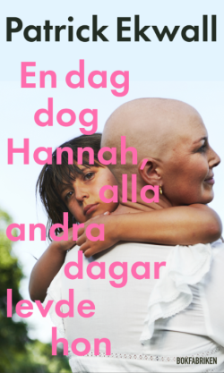 Den 13 februari 2021 dog Hannah Ekwall. Hon hade precis fyllt 39 år och hade ett drygt år tidigare drabbats av en aggressiv form av bröstcancer. Patrick Ekwall berättar öppenhjärtigt om den omtumlande tiden efter hans och dottern Tindras förlust, om saknaden efter en fru och mamma, men framförallt om att se framåt. En dag dog Hannah, alla andra dagar levde hon är en berättelse om sorg, men ännu mer en skildring av ett år där Patrick finner mod och styrka att leva vidare, med minnet av Hannah. Tv-profilen och journalisten Patrick Ekwall är sedan frun Hannahs död engagerad i Bröstcancerförbundet och har bland annat initierat kampanjen Rosa Matchen. Nu berättar Patrick för första gången om tiden från Hannahs sjukdomsbesked till hennes bortgång, och livet efter det.
